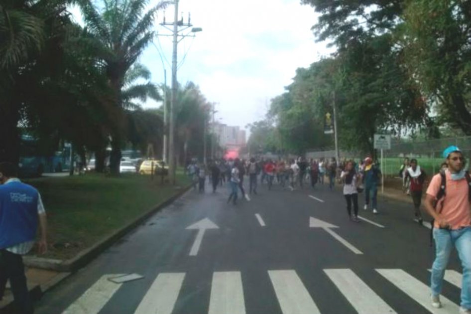 Protestas de estudiantes colapsaron movilidad en el sur de Cali