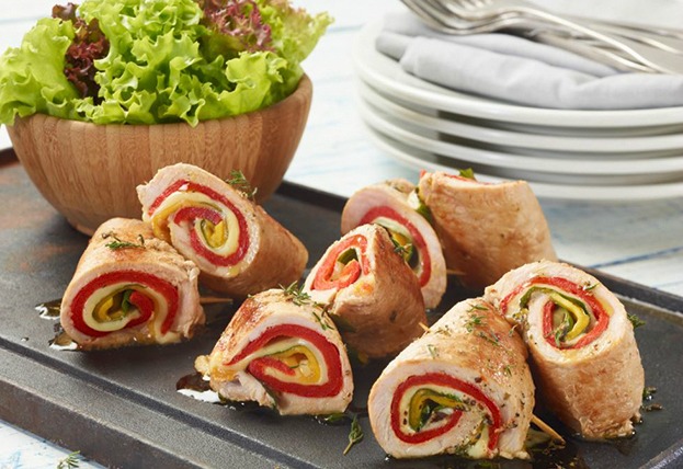 Rollo de bola de pierna de cerdo con pimentón ahumado, queso, albahaca y mango