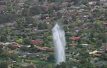 Tubo roto generó un chorro de agua de 80 metros de altura