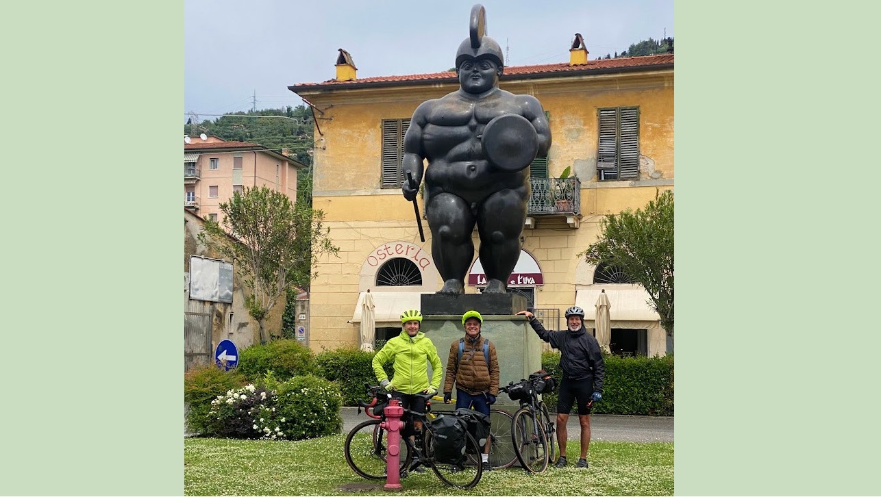 Los dos sesentones en bici por Europa buscaron hasta que encontraron una estatua que le regaló el maestro Fernando Botero a Pietrasanta, y posaron frente a ella pa´ la foto.
