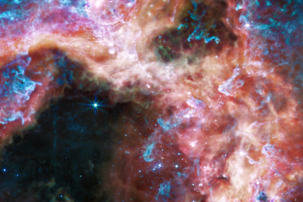 El telescopio James Webb se enfoca en el área que rodea el cúmulo estelar central y revela una vista muy diferente de la Nebulosa de la Tarántula.
