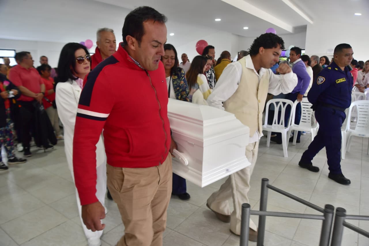 Familiares de Valeria Afanador cargan el féretro de la niña en el salon del Club de Oro.