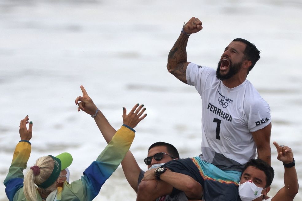 El primer campeón olímpico de surf empezó entrenando en la puerta de una nevera
