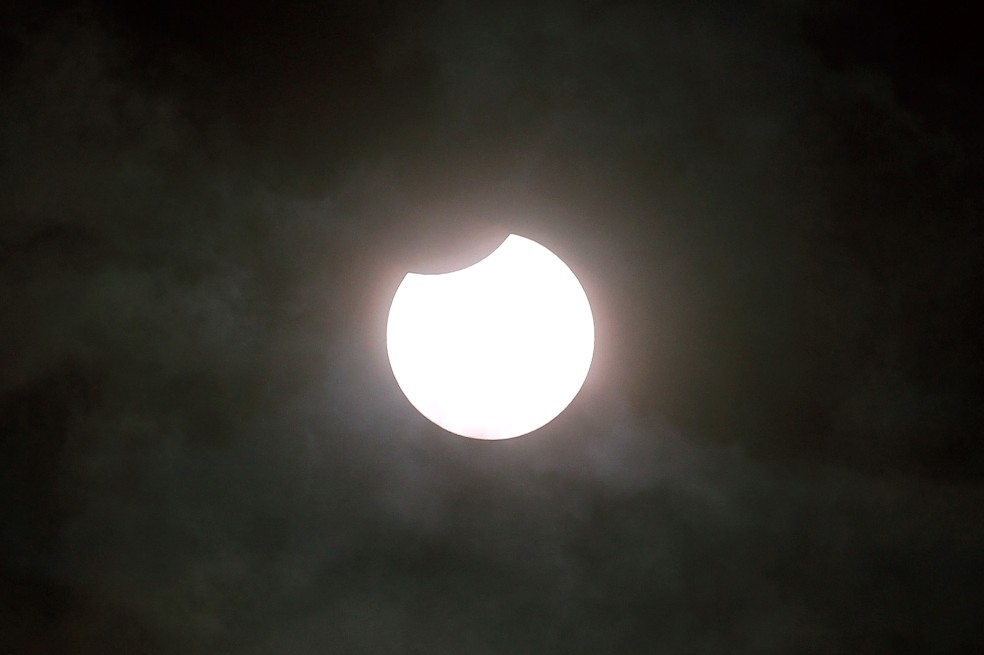 En algunos casos, cuando la distancia entre la Tierra y la Luna es la adecuada, el satélite terrestre cubre totalmente la circunferencia, provocando un eclipse solar total. Así se vio el eclipse en Alemania.