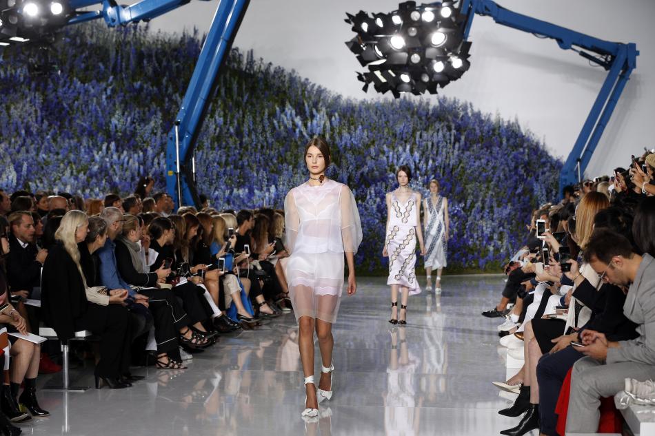 Coqueta y sencilla, así lució la mujer Dior en la Semana de la Moda de París