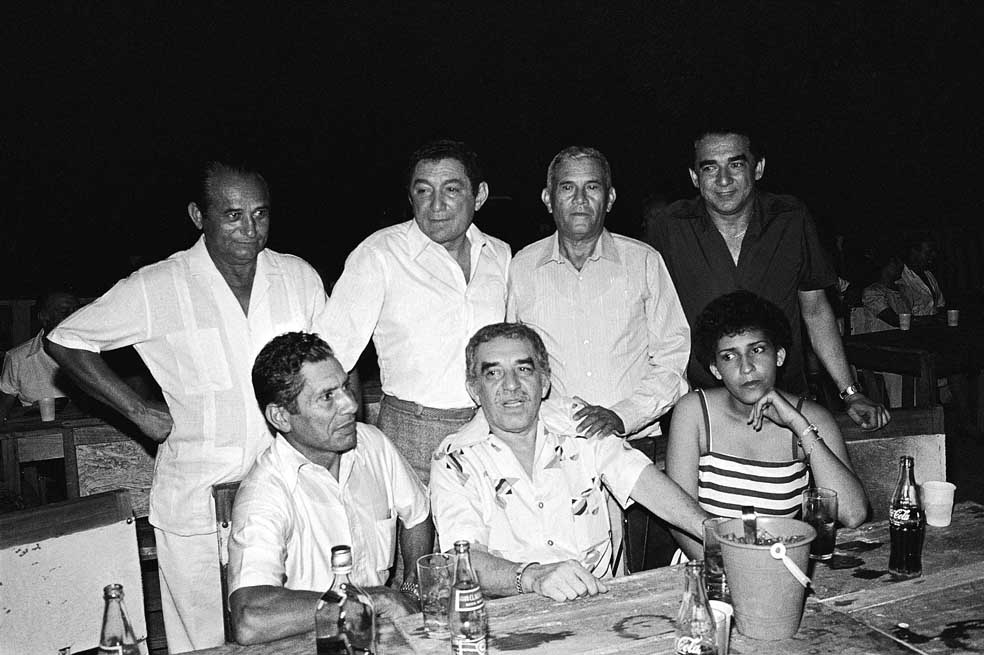 Gabriel García Márquez acompañado por Rafael Escalona (centro arriba), entre otros.  / Archivo - El Espectador