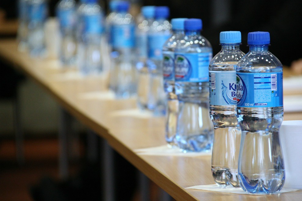 Cobrar $50 por botella de plástico, una idea que se abre paso en ley de financiamiento