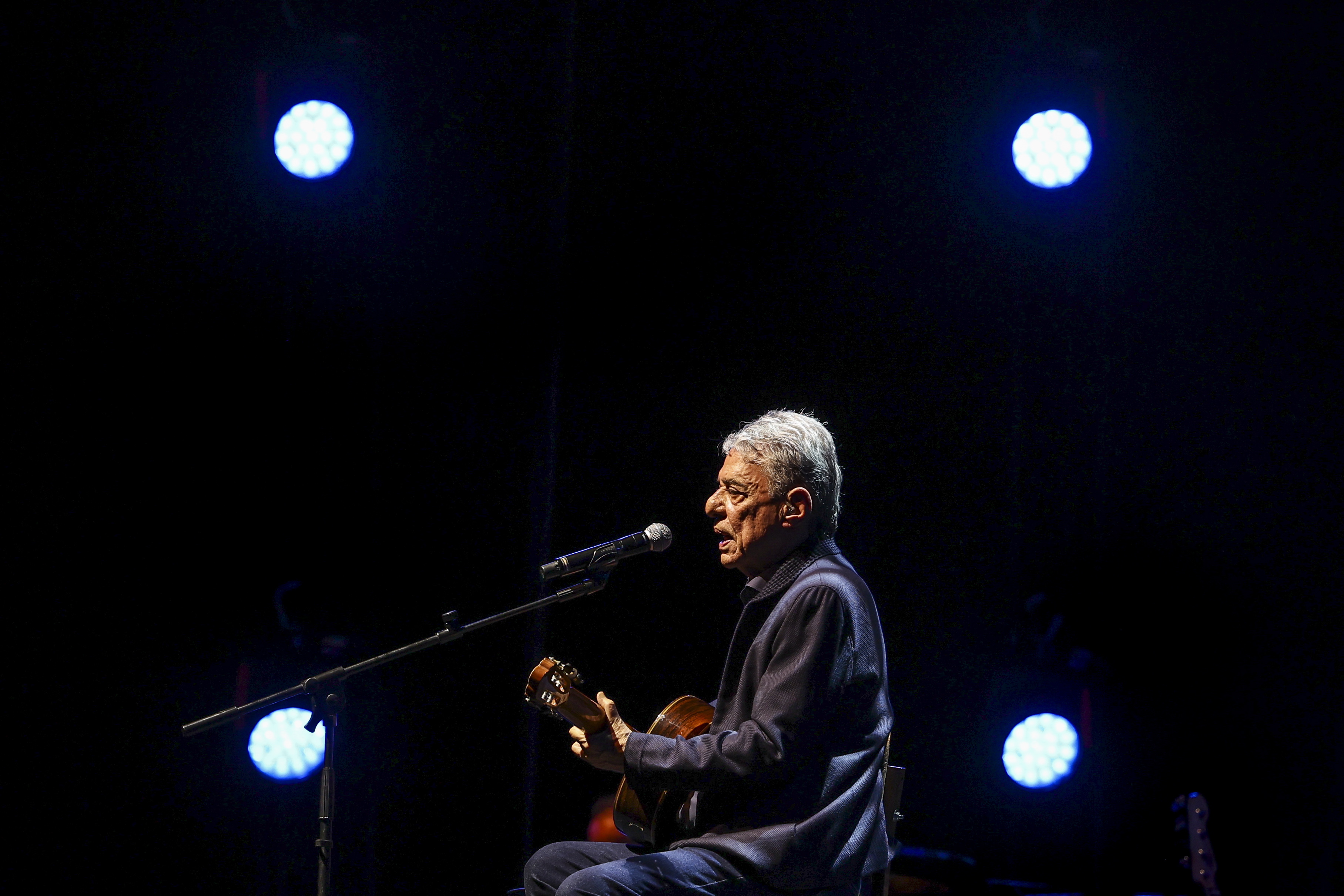Chico Buarque cumple hoy 80 años, día perfecto para leerlo