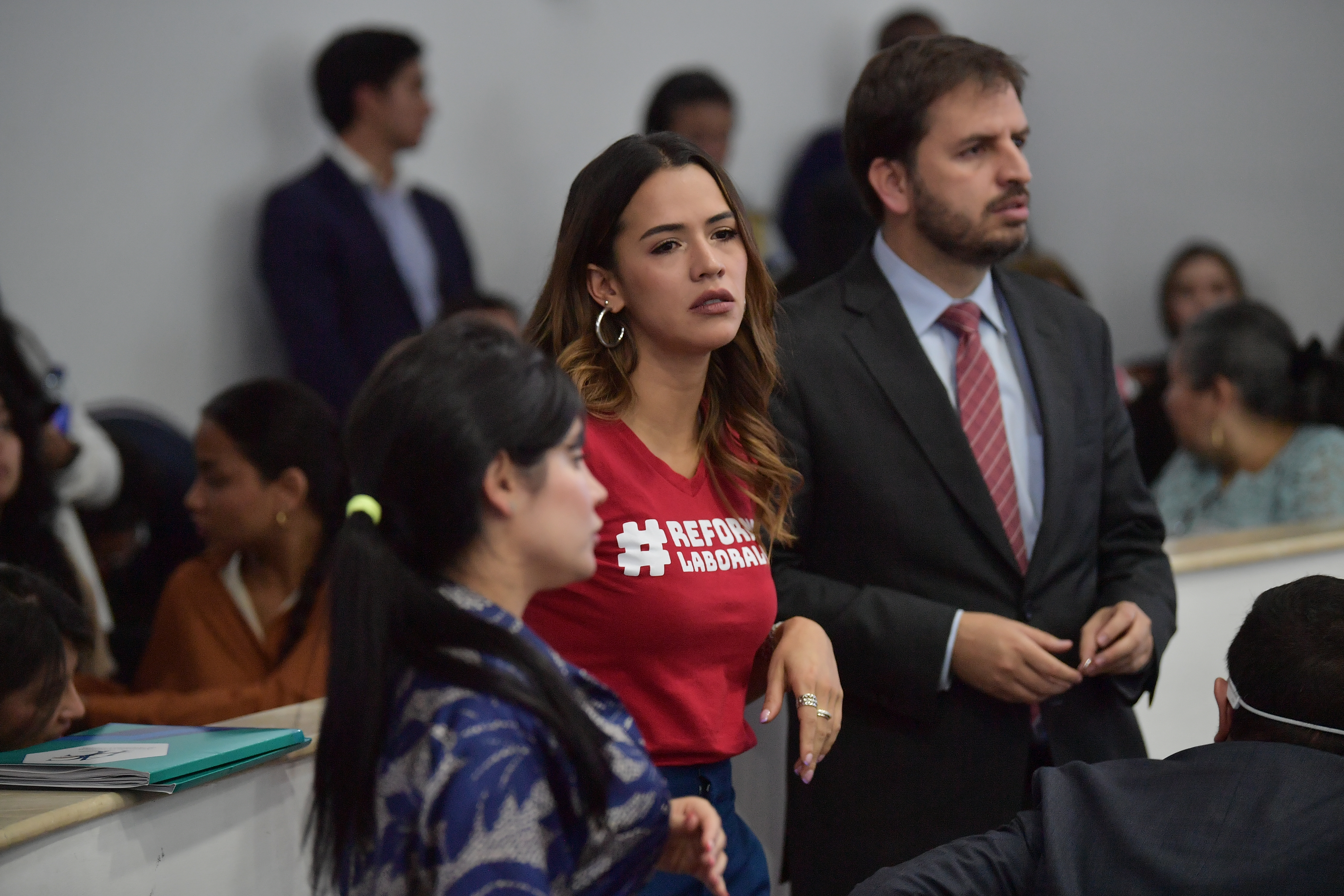 Entre acusaciones de “jugaditas” y vicios de trámite inició debate de reforma laboral