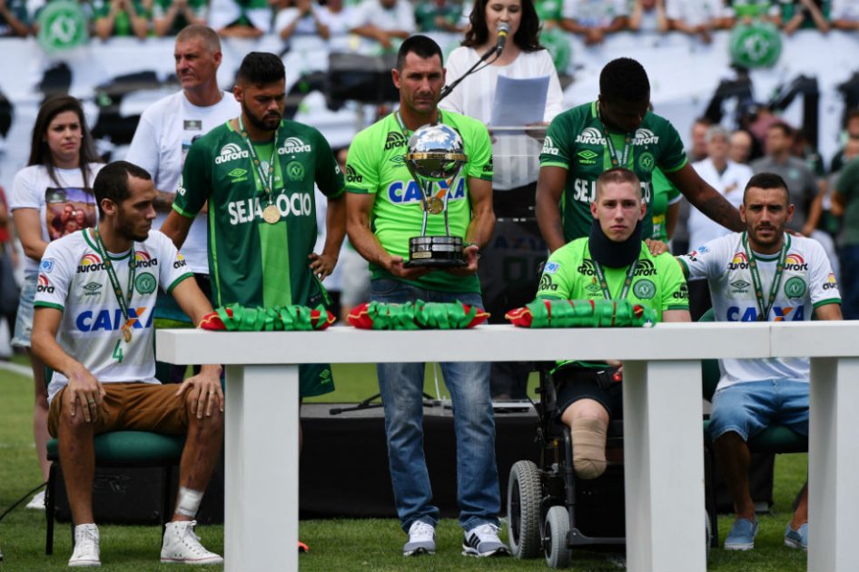 Los jugadores de Chapecoense que sobrevivieron al accidente aéreo recibieron el trofeo de la Copa Sudamericana. Foto: AFP