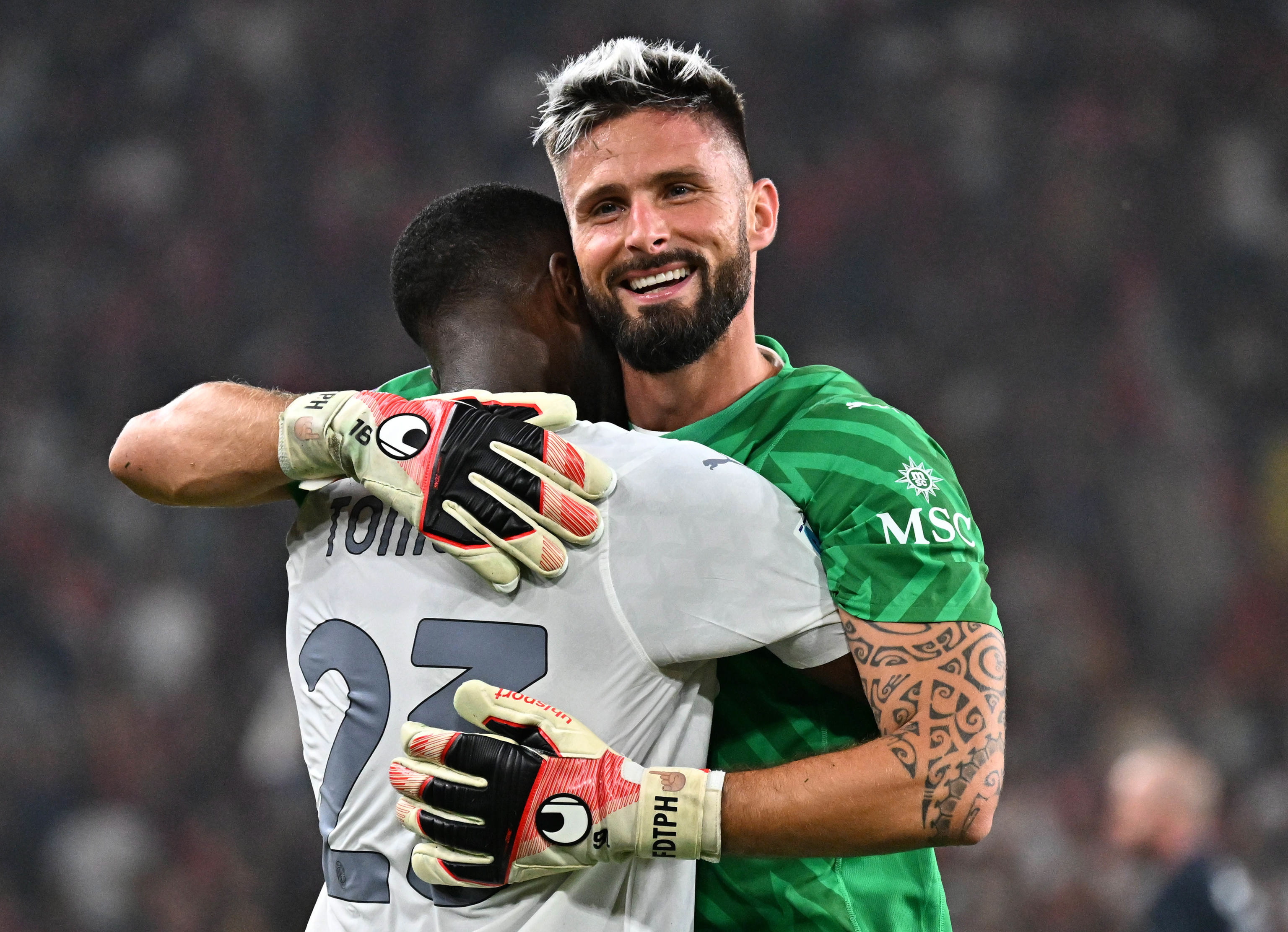 Genoa (Italy), 07/10/2023.- Milan's Olivier Giroud (R) as goalkeeper jubilates with his teammates after the Italian Serie A soccer match Genoa CFC vs Ac Milan at Luigi Ferraris stadium in Genoa, Italy, 07 October 2023. (Italia, Génova) EFE/EPA/LUCA ZENNARO