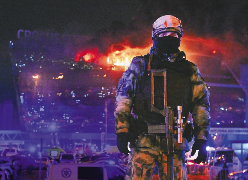 La sala de conciertos, con capacidad para 6.200 personas, estaba llena. Los atacantes, que lograron huir, también provocaron un incendio en el edificio.