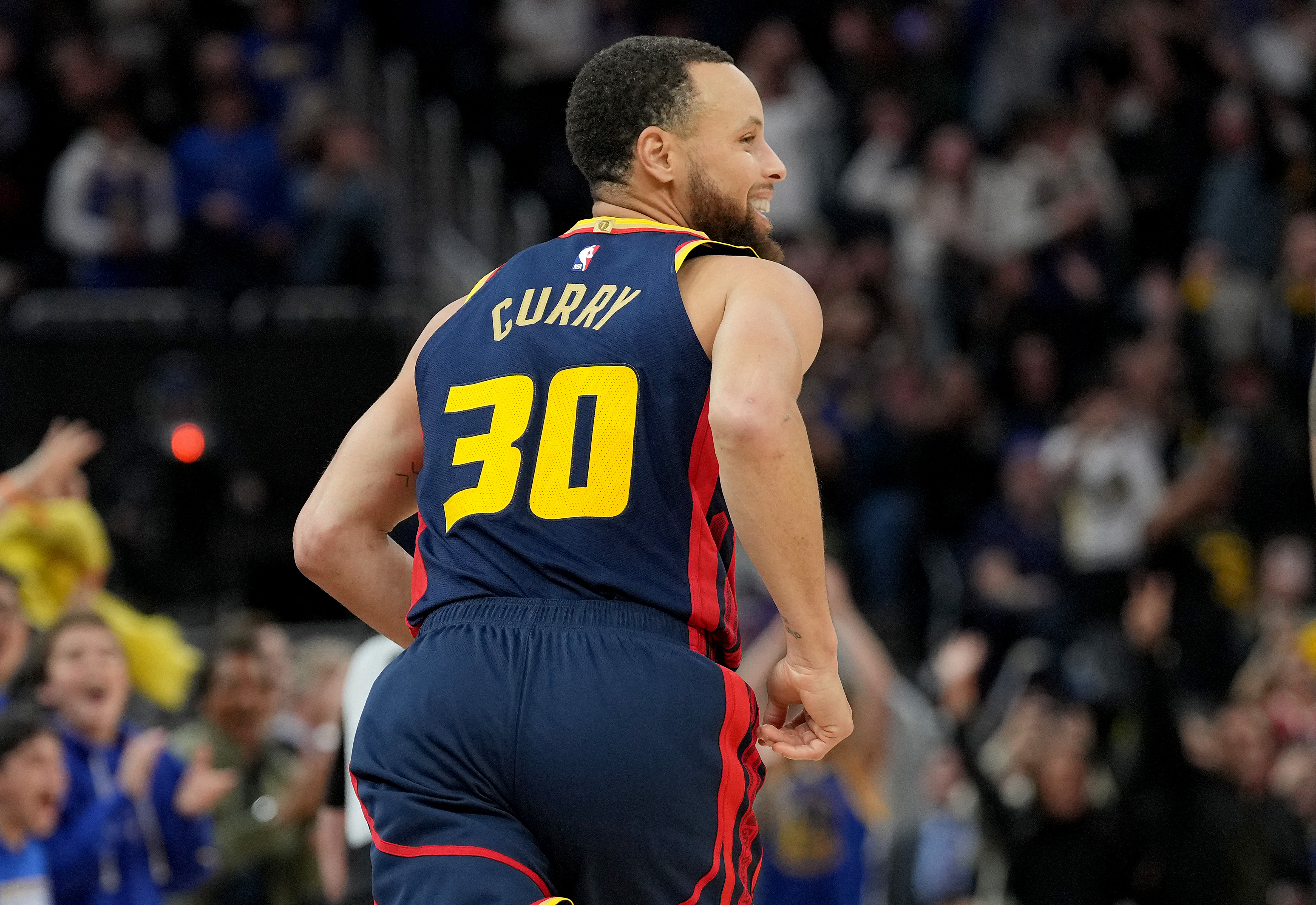 Stephen Curry hizo historia en la NBA y llegó a los 4.000 triples: video