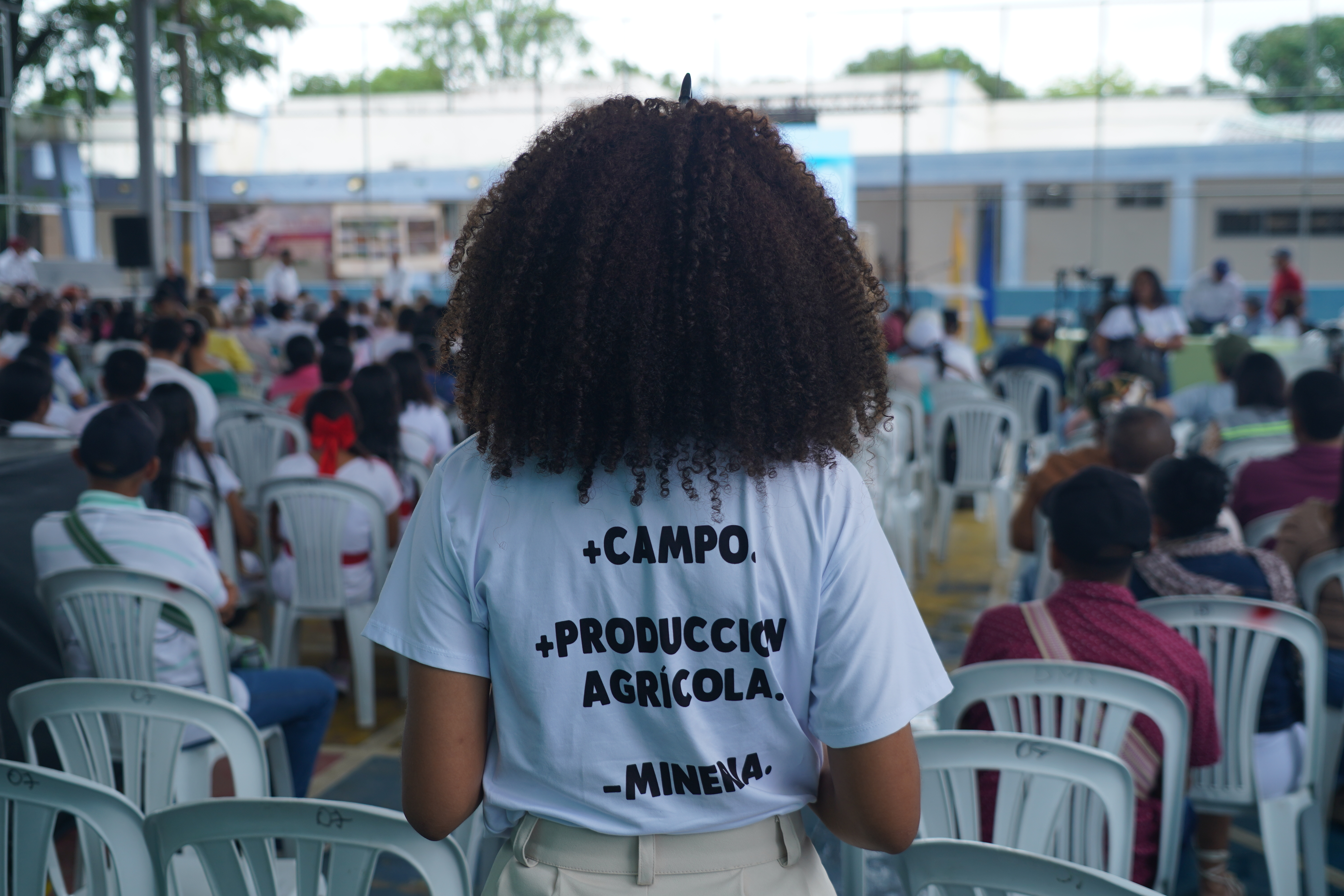 Miembros del consejo comunitario Los Negros de Cañaverales asistieron a la audiencia pública con mensajes estampados en sus camisetas.