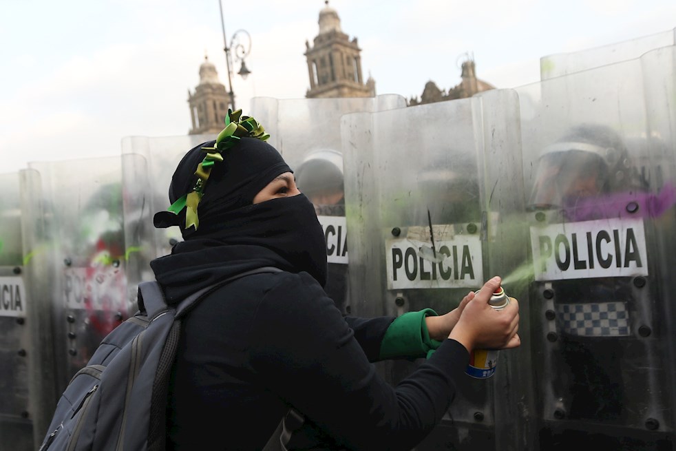 Una comisión de ética del partido gubernamental se abstuvo de inhabilitarlo, pero ordenó reponer el proceso para elegir al candidato, en el que participará nuevamente Salgado. La Fiscalía de Guerrero dijo el lunes que analiza si hay méritos para acusar penalmente al político, y aclaró que el caso de 1998 ya precluyó.