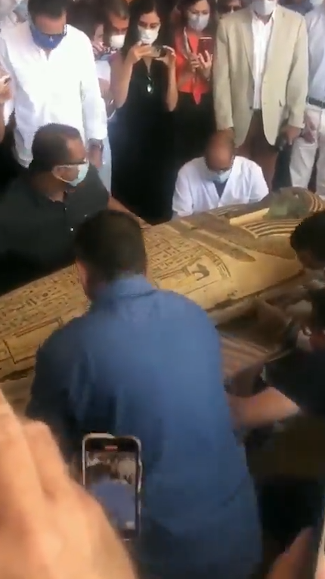 Sarcófago con más de 2.500 años de antigüedad fue abierto por arqueólogos egipcios