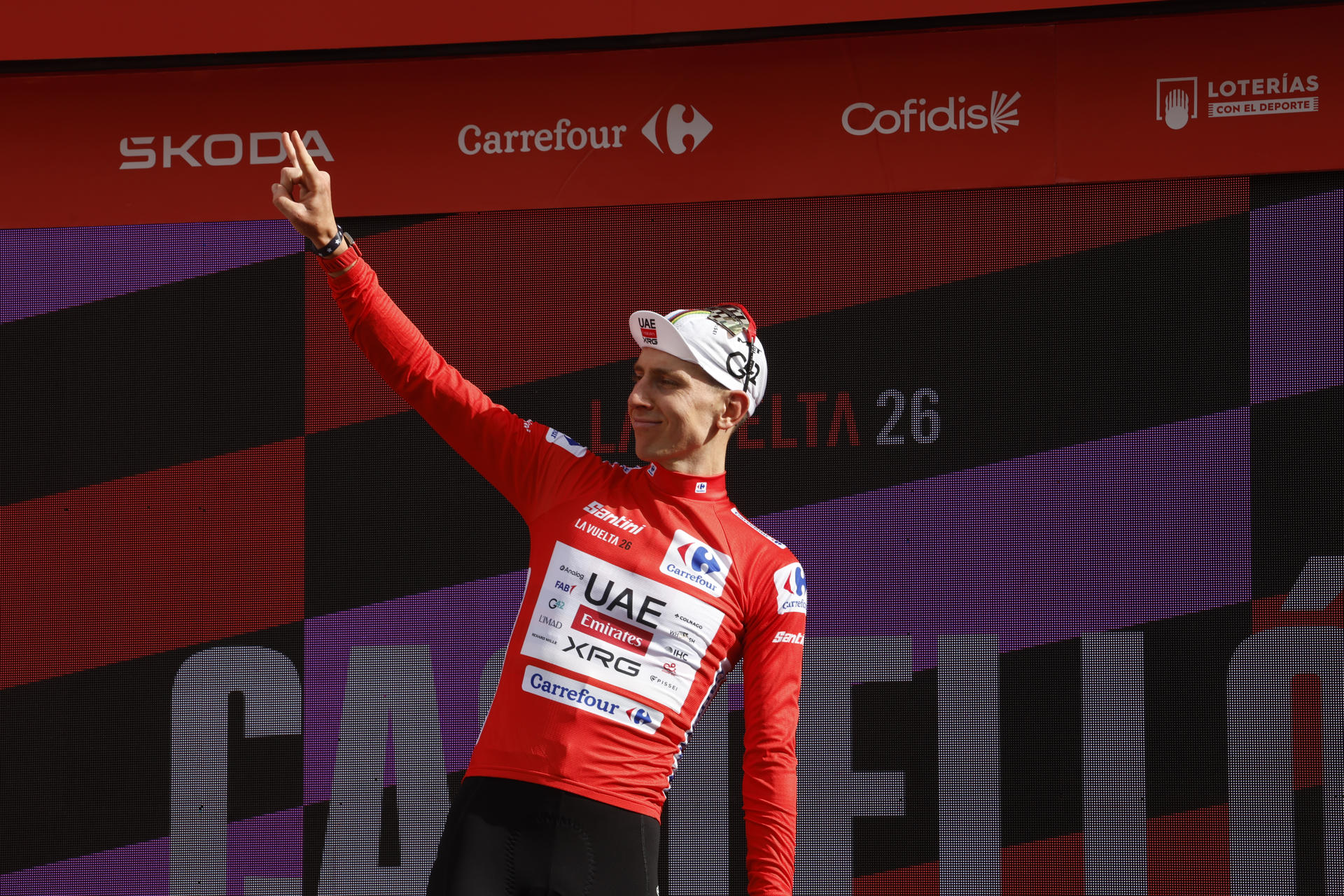 CASTELLÓN DE LA PLANA, 27/08/2026.- El ciclista esloveno del UAE Emirates Tadej Pogacar celebra en el podio su victoria en la sexta etapa de La Vuelta a España, de 177.5 km y que discurre este jueves entre las localidades de Alcossebre y Castellón. EFE/ Javier Lizón