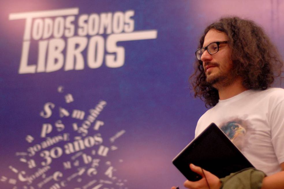 Daniel Ferreira, nacido en San Vicente de Chucurí, presente en la Feria del Libro de Bogotá.  / Miguel Menéndez