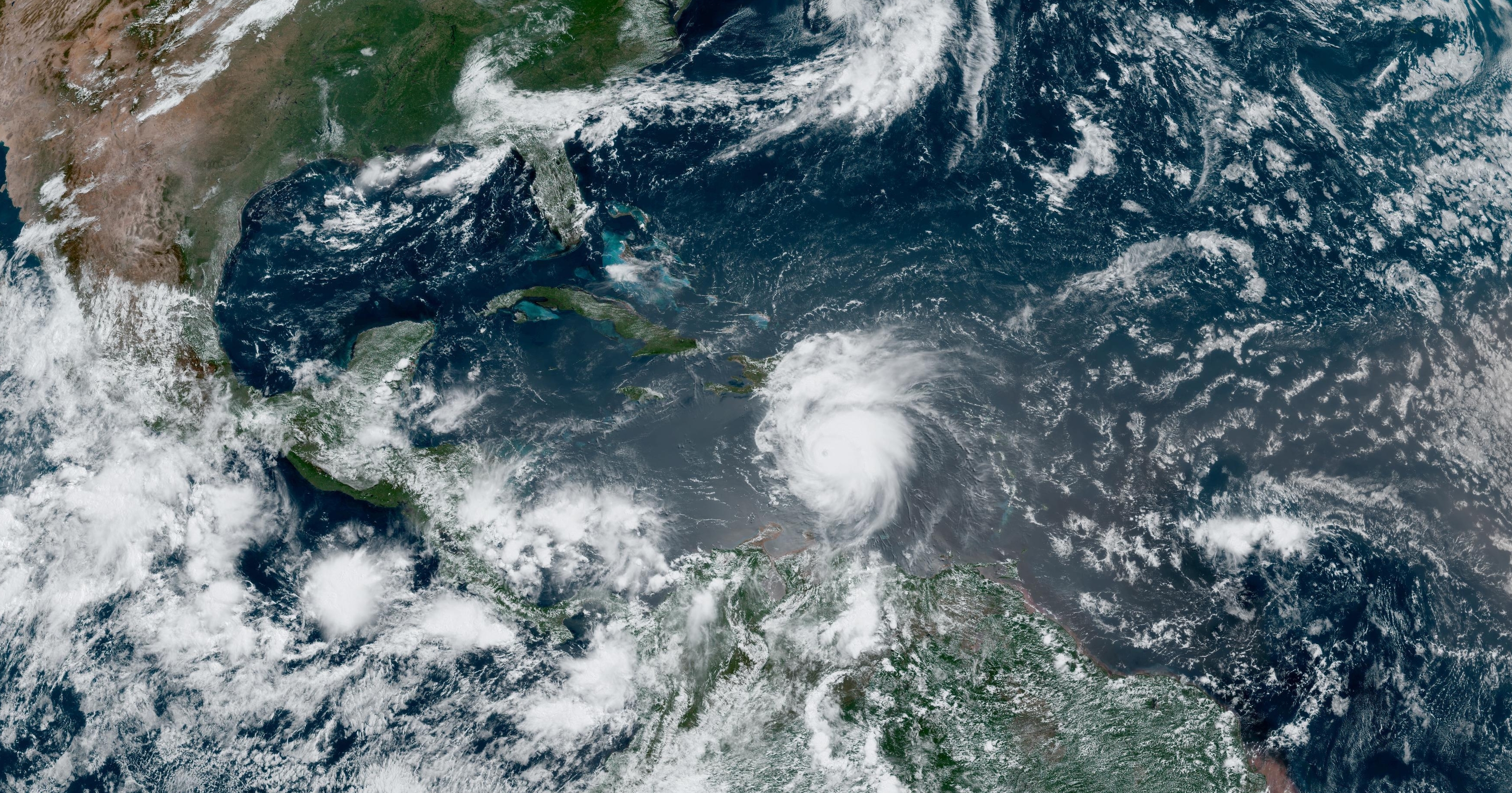 Huracán Beryl baja a categoría 4; se aleja de Colombia y sigue hacia Jamaica