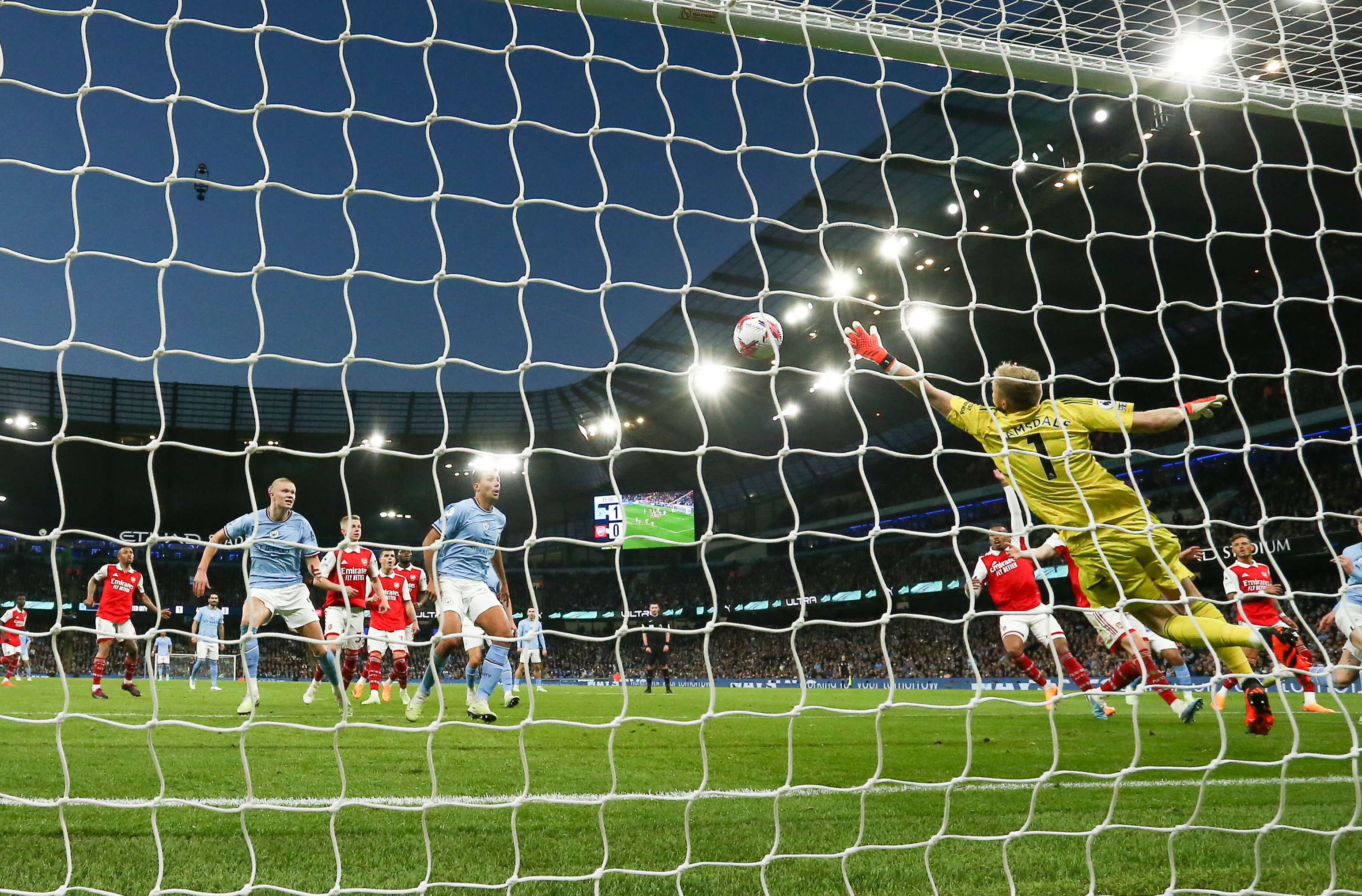 Manchester (United Kingdom), 26/04/2023.- John Stones of Manchester City scores the 2-0 goal during the English Premier League soccer match between Manchester City and Arsenal FC at the Etihad Stadium in Manchester, Britain, 26 April 2023. (Reino Unido) EFE/EPA/ADAM VAUGHAN EDITORIAL USE ONLY. No use with unauthorized audio, video, data, fixture lists, club/league logos or 'live' services. Online in-match use limited to 120 images, no video emulation. No use in betting, games or single club/league/player publications.