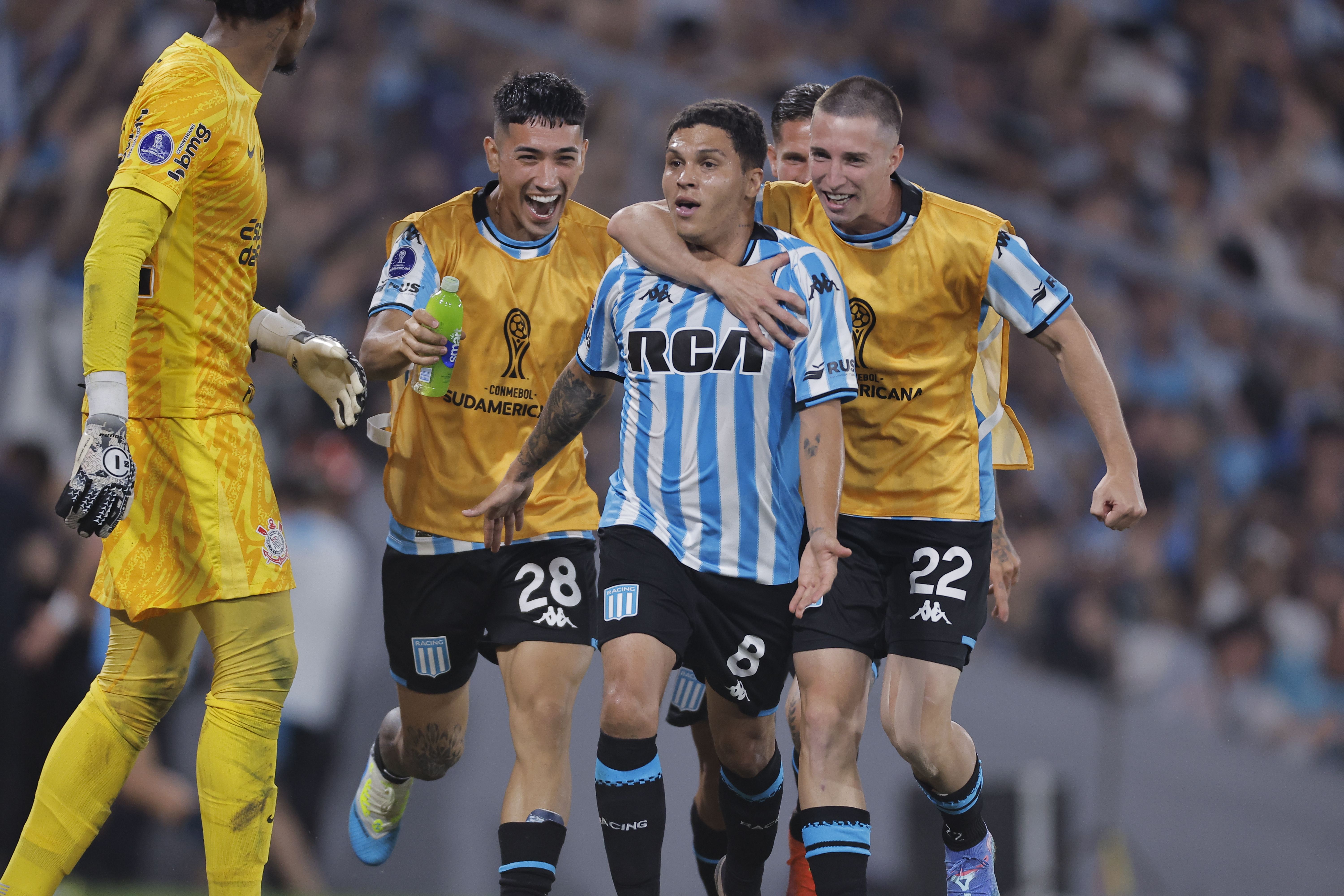 AME3546. AVELLANEDA (ARGENTINA), 31/10/2024.- Juan Fernando Quintero (c) de Racing celebra con sus compañeros un gol ante Corinthians este jueves, en un partido de las semifinales de la Copa Sudamericana entre Racing y Corinthians, en el estadio Presidente Perón en Avellaneda (Argentina). EFE/ Juan Ignacio Roncoroni