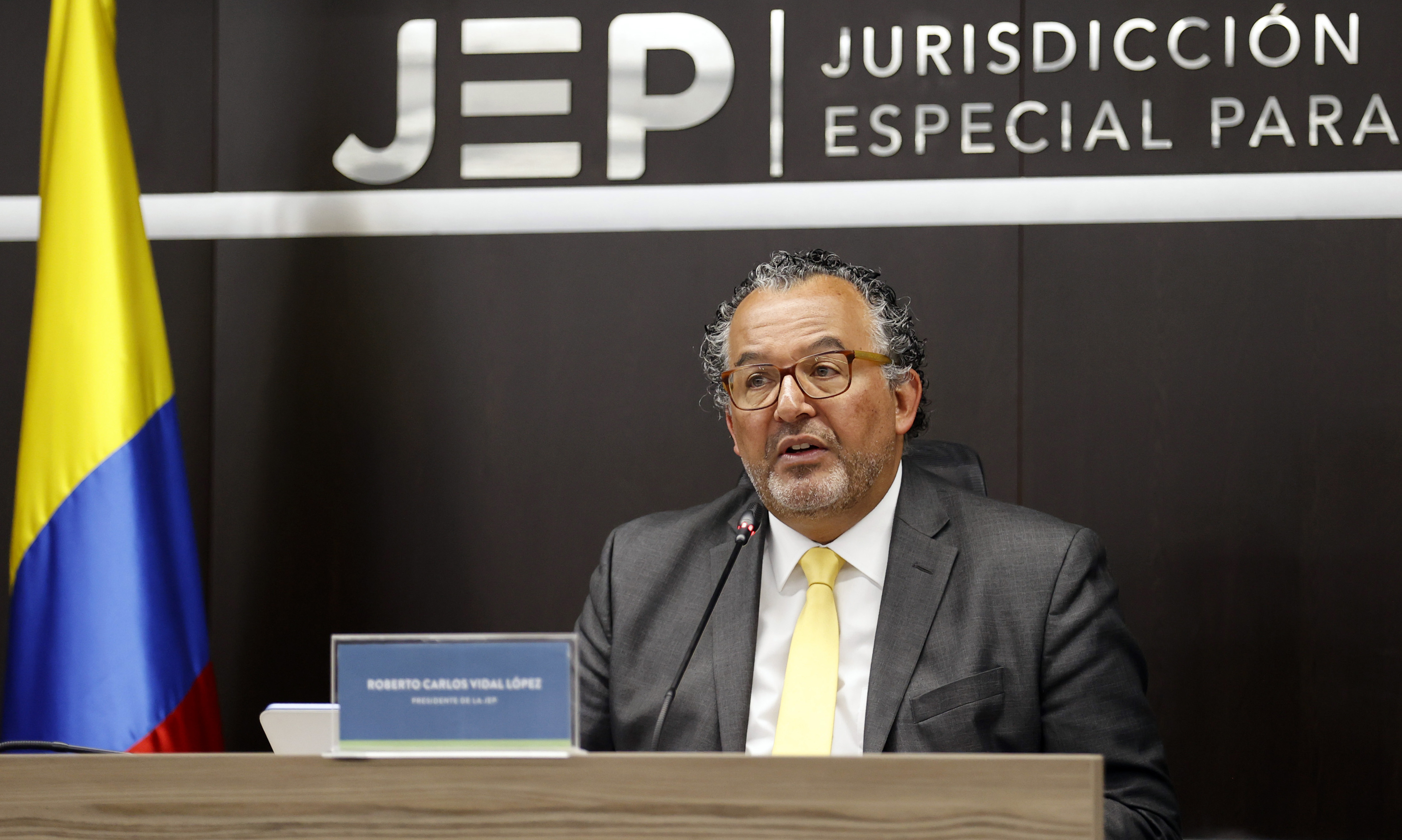 AME2737. BOGOTÁ (COLOMBIA), 26/09/2024.- El presidente de la Jurisdicción Especial para la Paz (JEP), Roberto Vidal, habla durante una rueda de prensa este jueves en la sede de la JEP en Bogotá (Colombia). La JEP, que se creó tras el acuerdo de paz con las FARC, pidió al Gobierno que respete la separación de poderes y la autonomía de esta justicia especial, después de que el consejero comisionado para la paz, Otty Patiño, asegurara que se debería trabajar en el cierre de esta justicia, que nació con un periodo de vigencia máximo de 20 años. EFE/ Mauricio Dueñas Castañeda