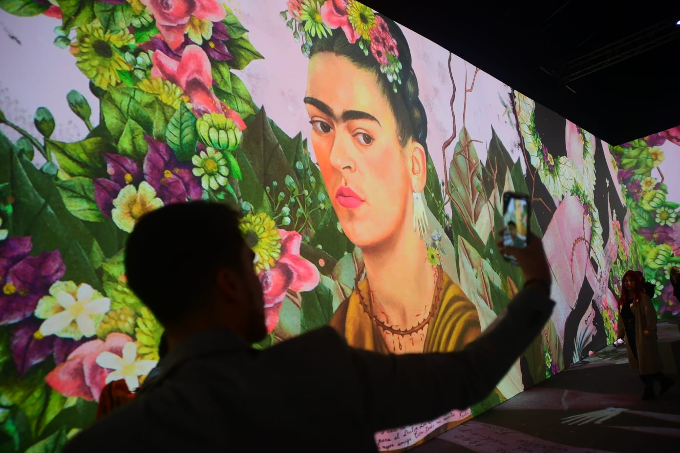 Uno de los asistentes se toma una “selfie” junto a una de las imágenes de Frida Kahlo, durante la inauguración para medios que se realizó el 11 de julio.