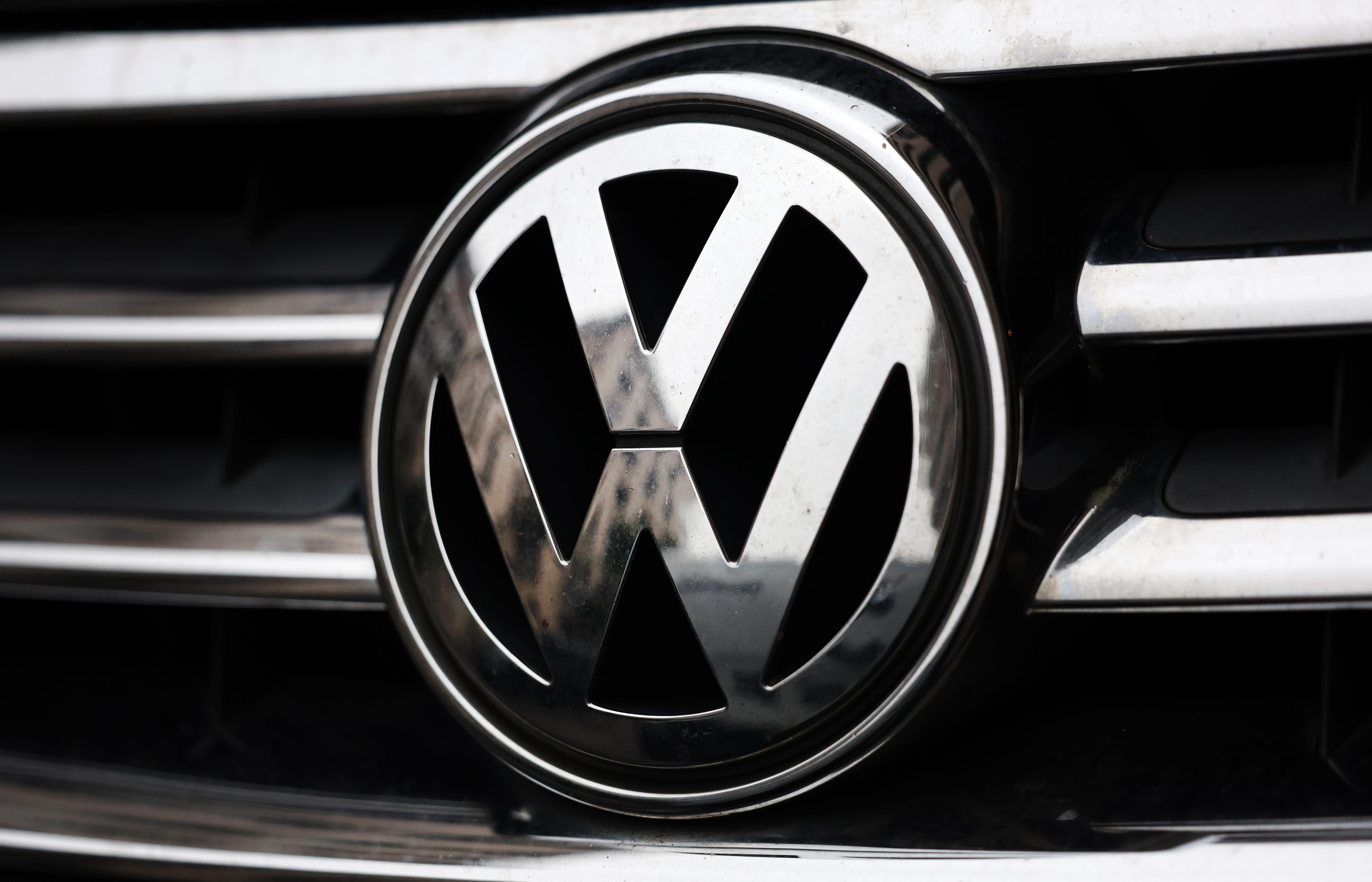 London (United Kingdom), 21/10/2024.- A Volkswagen logo on a VW vehicle in London, Britain, 21 October 2024. Volkswagen Finance has been hit with a 5.4 million pounds fine, by UK competition regulator for mistreating UK customers facing financial problems. Volkswagen's finance arm's failures included taking cars away from vulnerable people who were struggling to meet payments, the UK regulator stated. (Reino Unido, Londres) EFE/EPA/ANDY RAIN