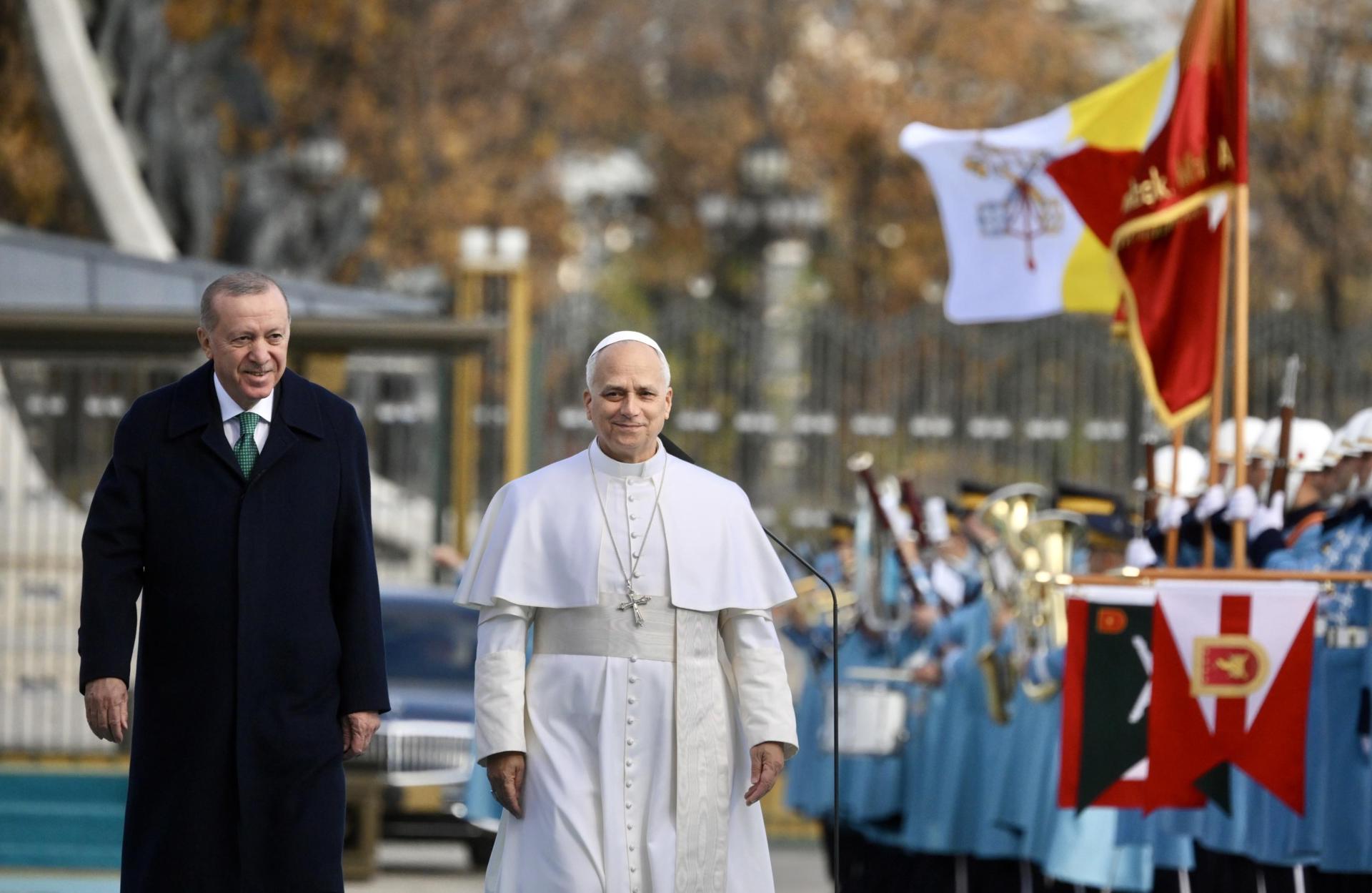 El papa León XIV llega a Turquía pidiendo paz y justicia: se alista para ir a Líbano