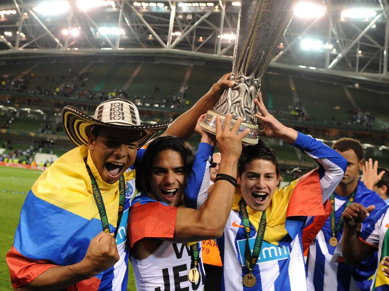 Freddy Guarín (izq.), Falcao y James, levantando el trofeo de la Europa League en 2011 con Porto. / AFP