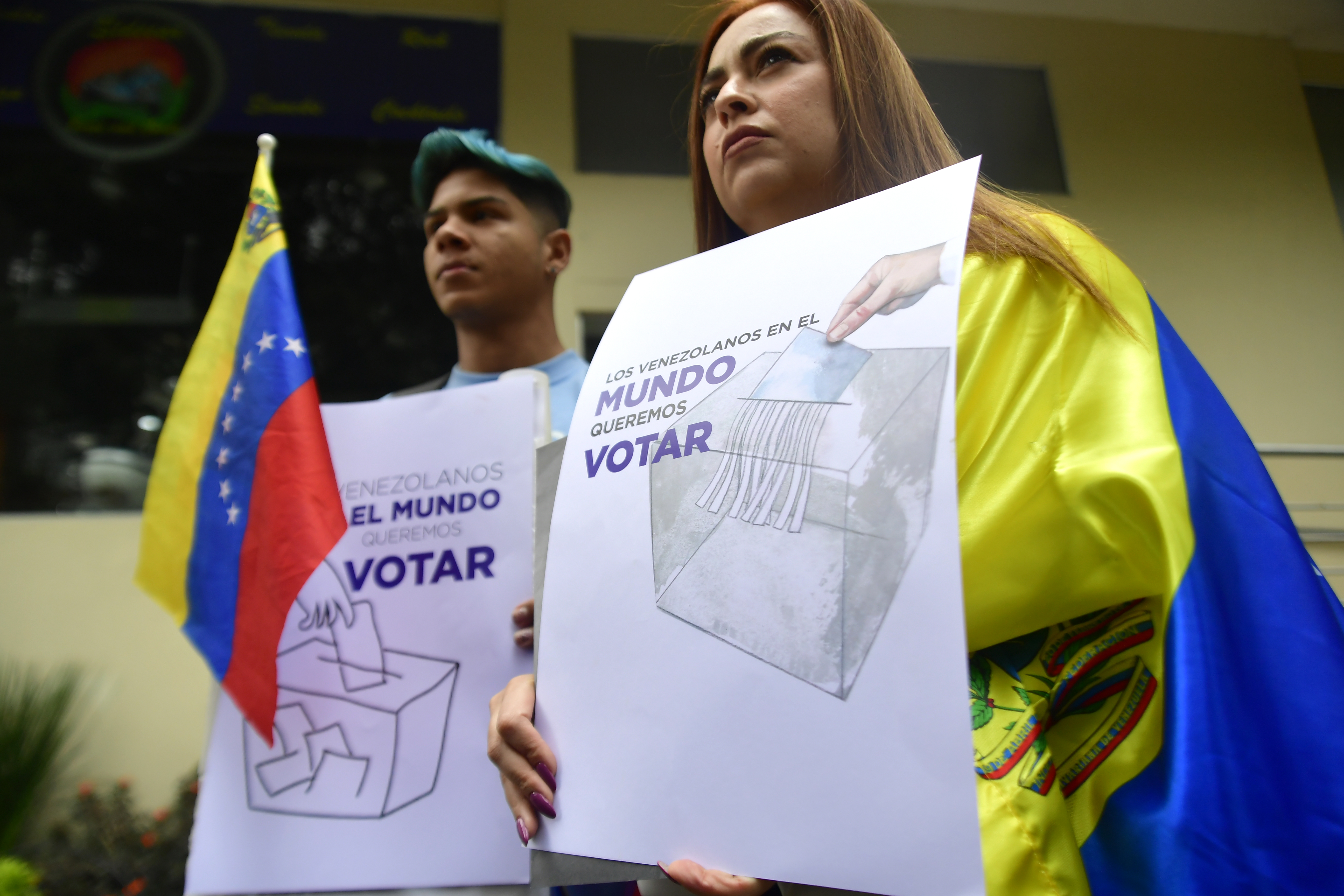 Josué Marín y María Corina Rivodo, simpatizantes de María Corina Machado en Bogotá.
