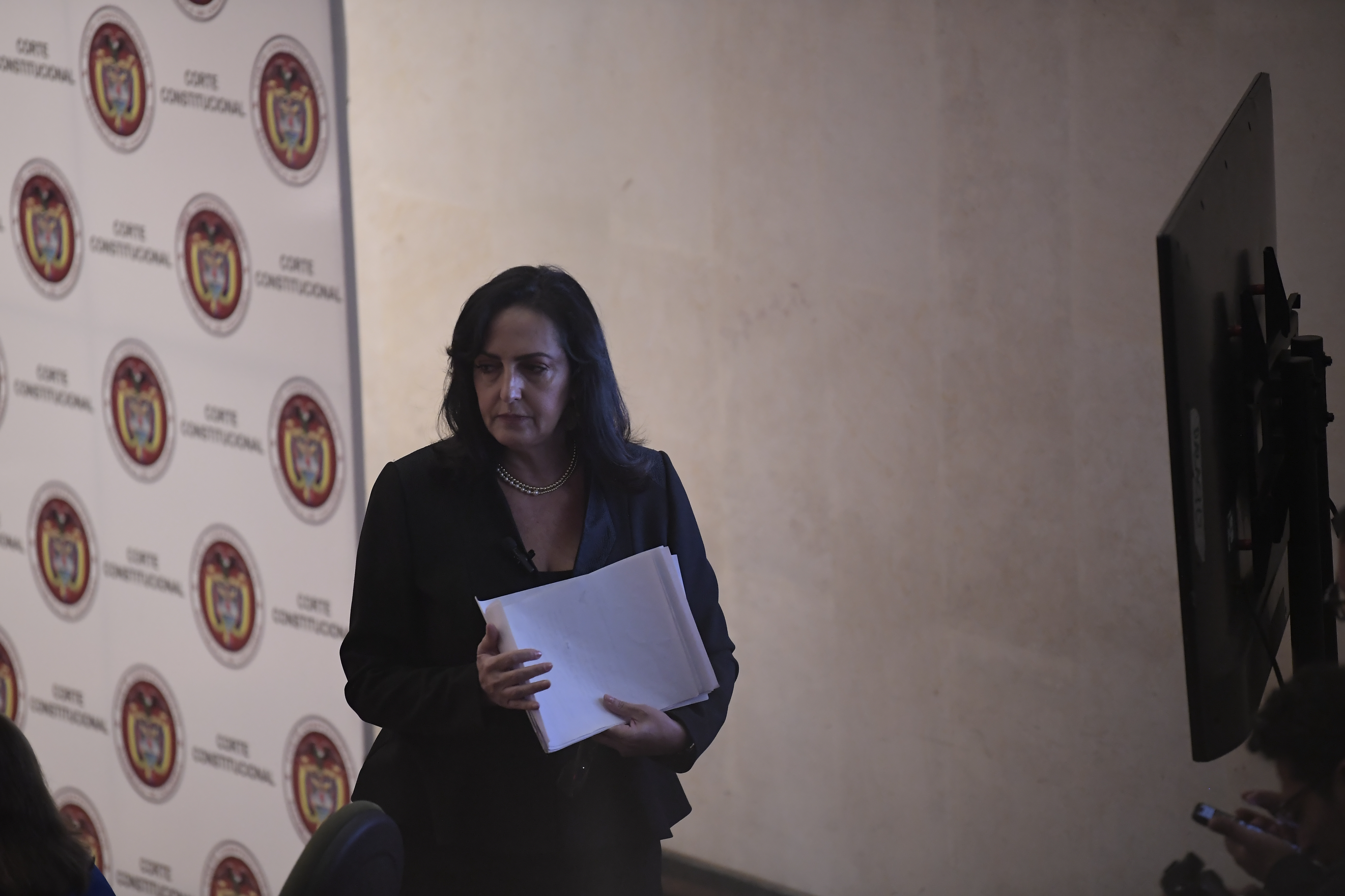 Senadora, durante la audiencia en la Corte Constitucional la cual escucha los argumentos a favor y en contra de la llamada ley de paz total, con la que el gobierno de Gustavo Petro puede entablar diálogos con grupos armados ilegales, como el Clan del Golfo y disidencias de las FARC.