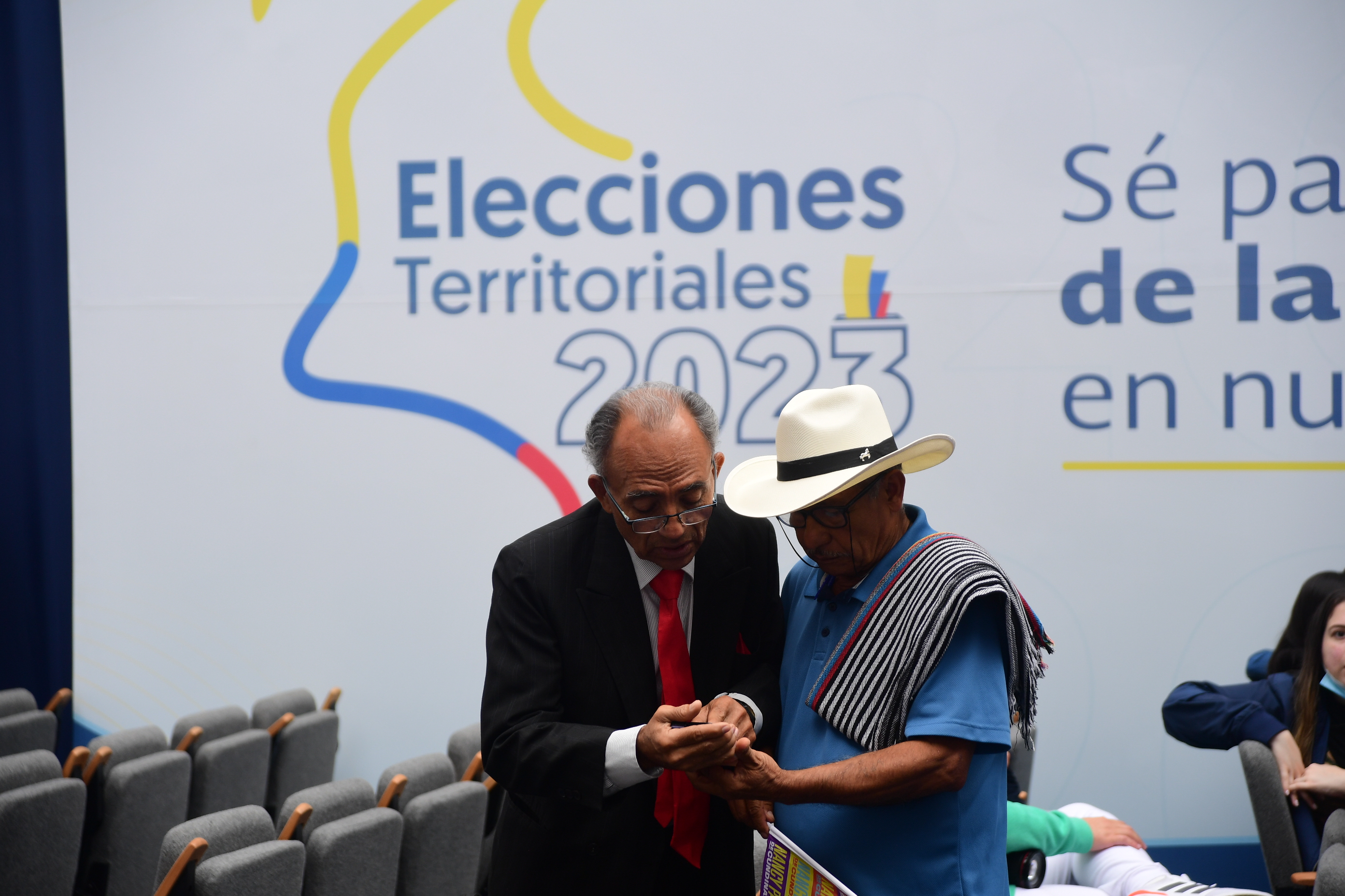 Candidata a la Gobernación de Cundinamarca durante su inscripción oficial ante la registraduría