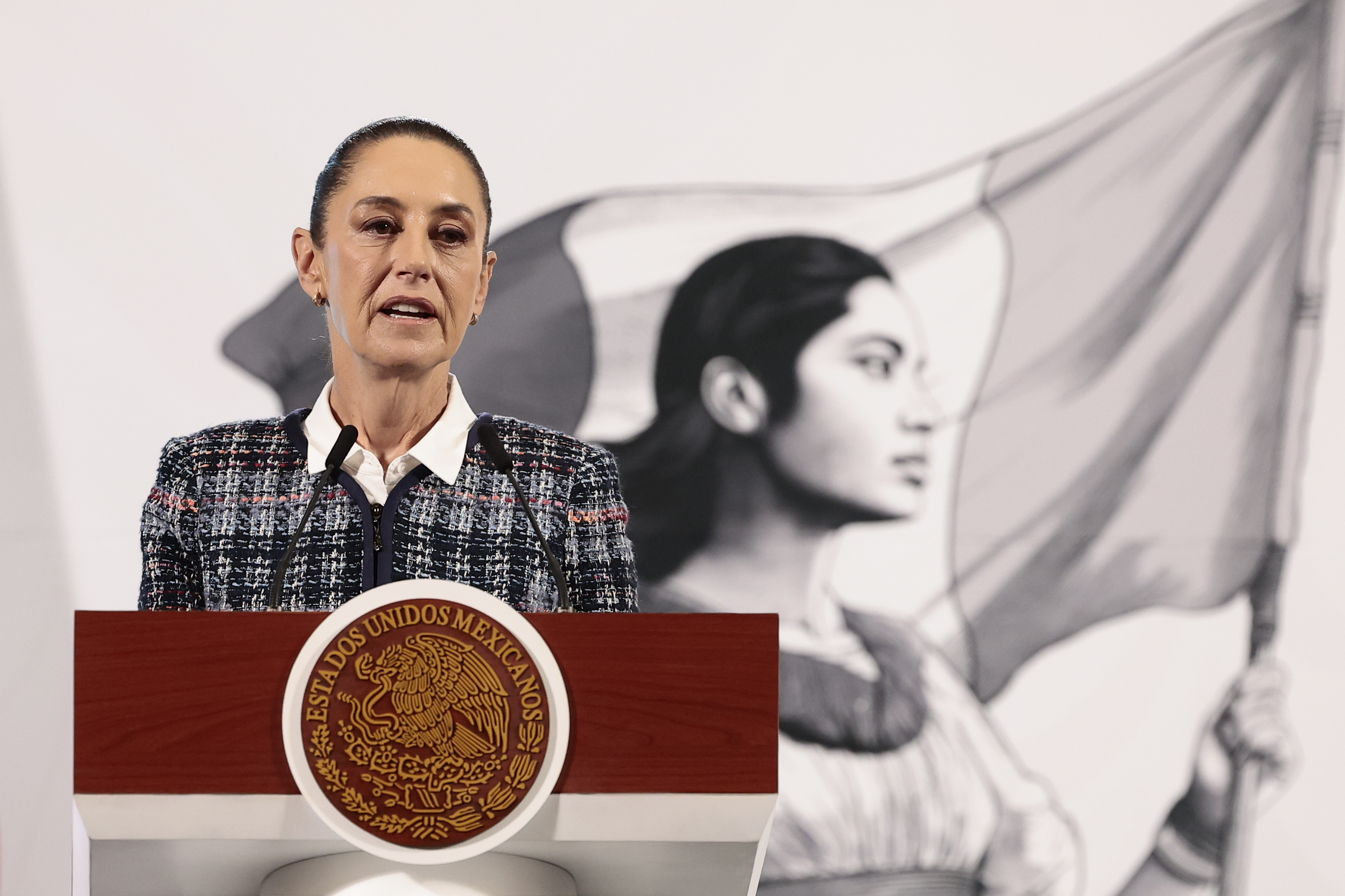MEX2225. CIUDAD DE MÉXICO (MÉXICO), 06/02/2025.- La presidenta de México, Claudia Sheinbaum, participa este jueves durante una rueda de prensa en Palacio Nacional de la Ciudad de México (México). Sheinbaum rechazó que haya aceptado una mayor presencia de la Administración de Control de Drogas de Estados Unidos (DEA, en inglés) para afrontar el narcotráfico como parte del acuerdo con el mandatario Donald Trump para pausar los aranceles. EFE/José Méndez