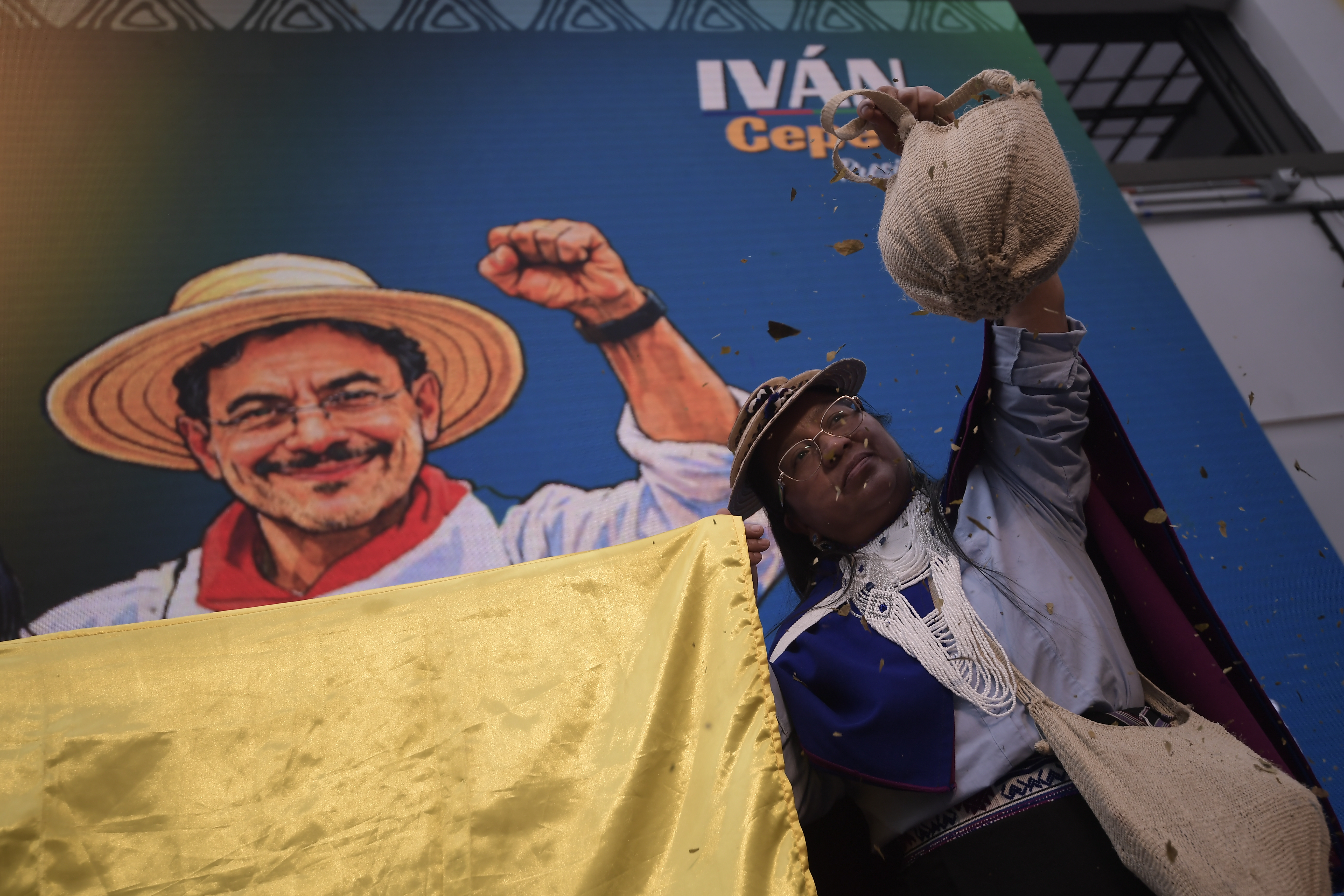 Senador y candidato presidencial, llega a la registraduría para inscribir su candidatura a la presidencia del 2026.