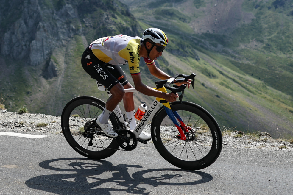 Egan Bernal en acción durante la novena etapa del Tour de Francia 2026.