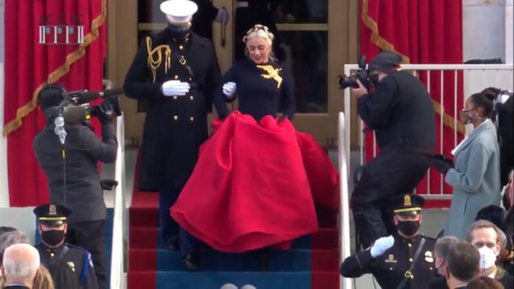 Lady Gaga segundos antes de interpretar el himno de Estados Unidos.