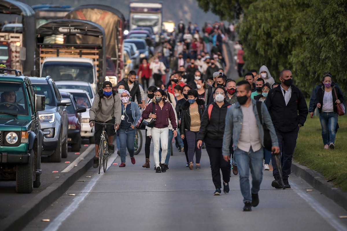 Durante la jornada estuvieron cerradas al menos 37 estaciones de Transmilenio, por lo que los ciudadanos optaron por caminar hacia sus destinos por las troncales.