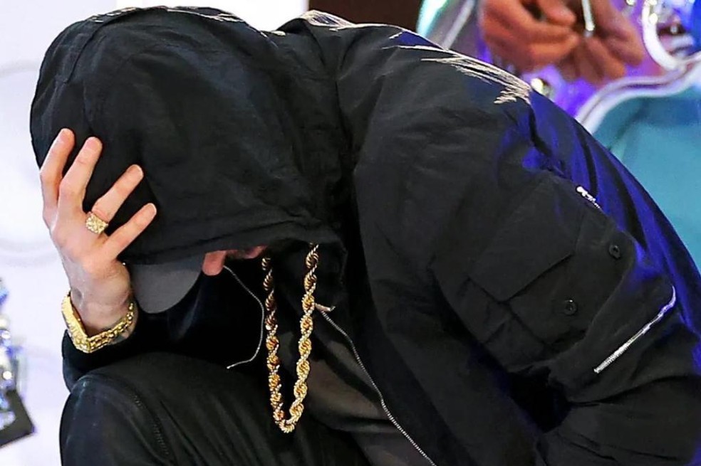 Eminem se arrodilla durante su presentación en el medio tiempo como forma de protesta en contra del racismo.