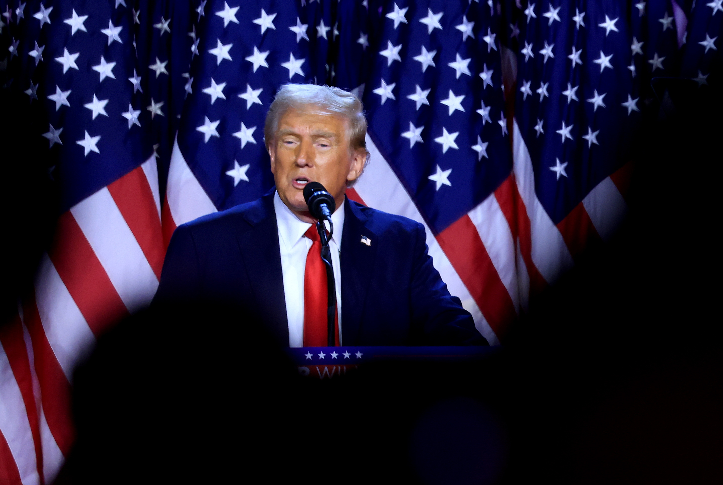 EA3520. WEST PALM BEACH (ESTADOS UNIDOS), 09/11/2024.- Donald Trump habla a sus seguidores durante la fiesta de visualización de la noche electoral este miércoles en el Centro de Convenciones de West Palm Beach, Florida (Estados Unidos). El futuro presidente de EE.UU., Donald Trump, se hizo también con el 'estado bisagra' de Arizona y los 11 votos electorales que estaban en disputa en dicho estado, según proyecciones de la cadena CNN y la agencia Associated Press este sábado EFE/EPA/CRISTOBAL HERRERA-ULASHKEVICH