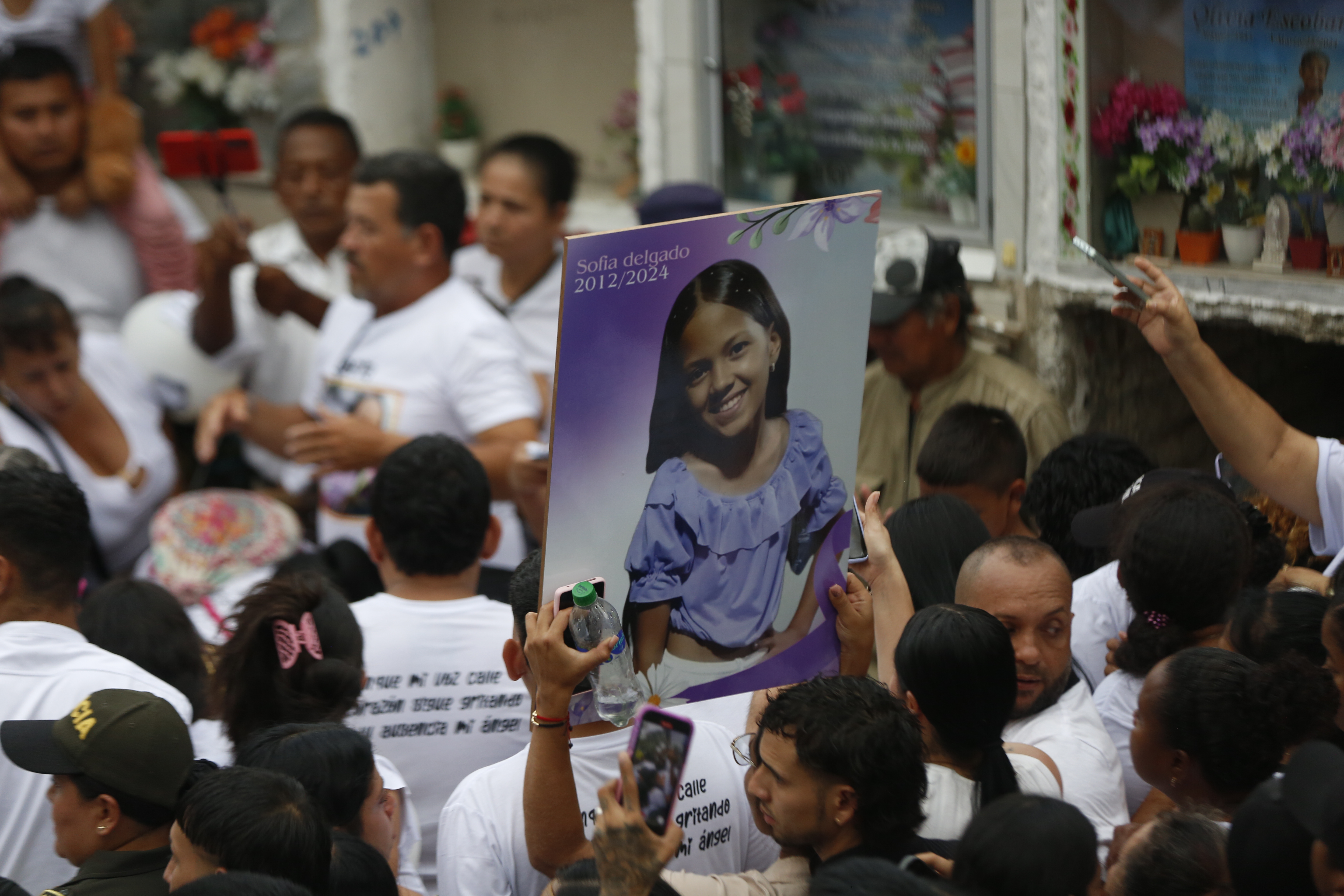 En imágenes: más de 3.000 personas asistieron al sepelio de Sofía Delgado