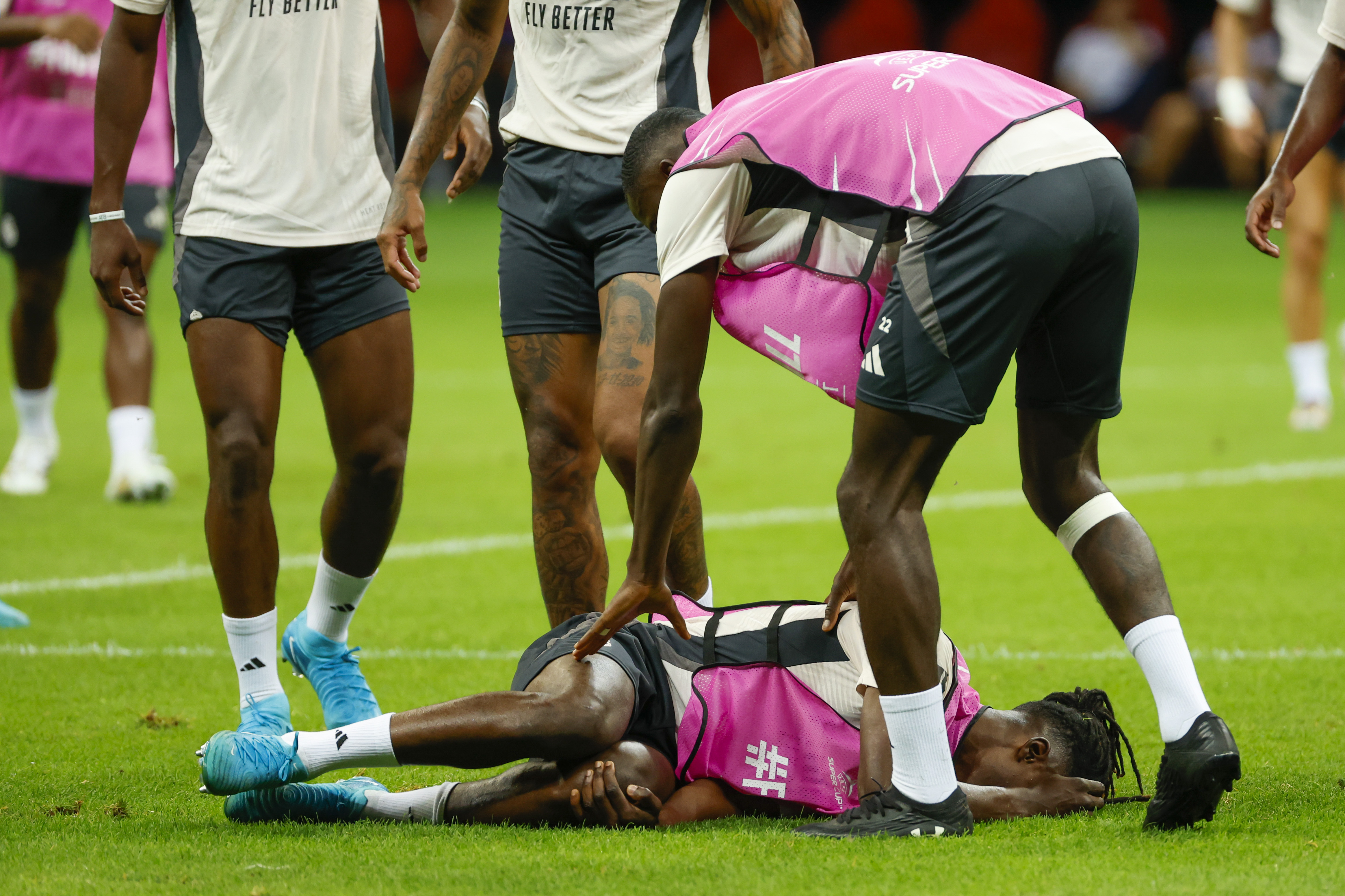 VARSOVIA , 13/08/2024.- El centrocampista francés del Real Madrid Eduardo Camavinga se duele en el suelo durante el entrenamiento del equipo este martes en Varsovia, en la víspera del partido de la Supercopa de Europa de fútbol que enfrenta a su equipo con el Atalanta. EFE/ Mariscal