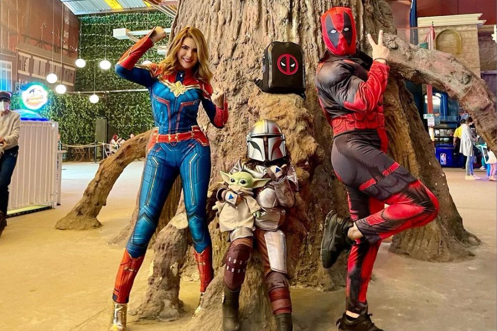 Ana Karina Soto, presentadora de Buen día Colombia, se disfrazó de ‘La Mujer Maravilla’. Su pareja. el actor Alejandro Aguilar personificó a Deadpool, mientras su hijo Dante eligió un personaje de la historia Star Wars.
