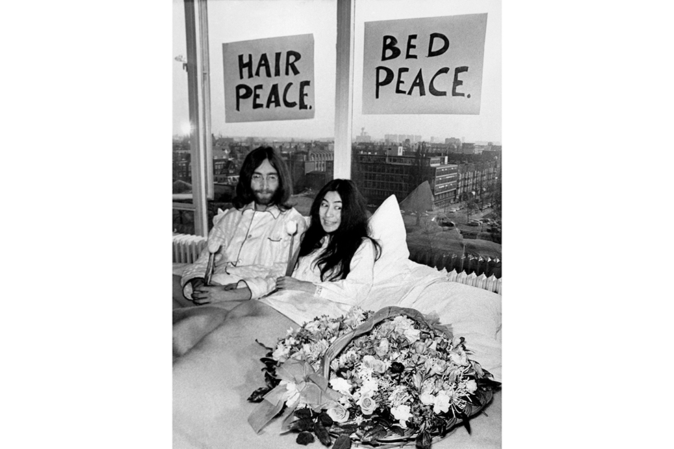 John Lennon y Yoko Ono se casaron el 20 de marzo de 1969 en Gibraltar y transformaron su boda, en plena guerra de Vietnam, en un llamamiento en favor de la paz y el amor en el mundo, organizando estos famosos "bed-ins".AFP