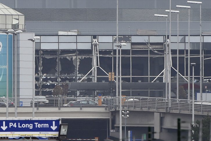 Hallan bomba y bandera del Estado Islámico en allanamiento en Bruselas