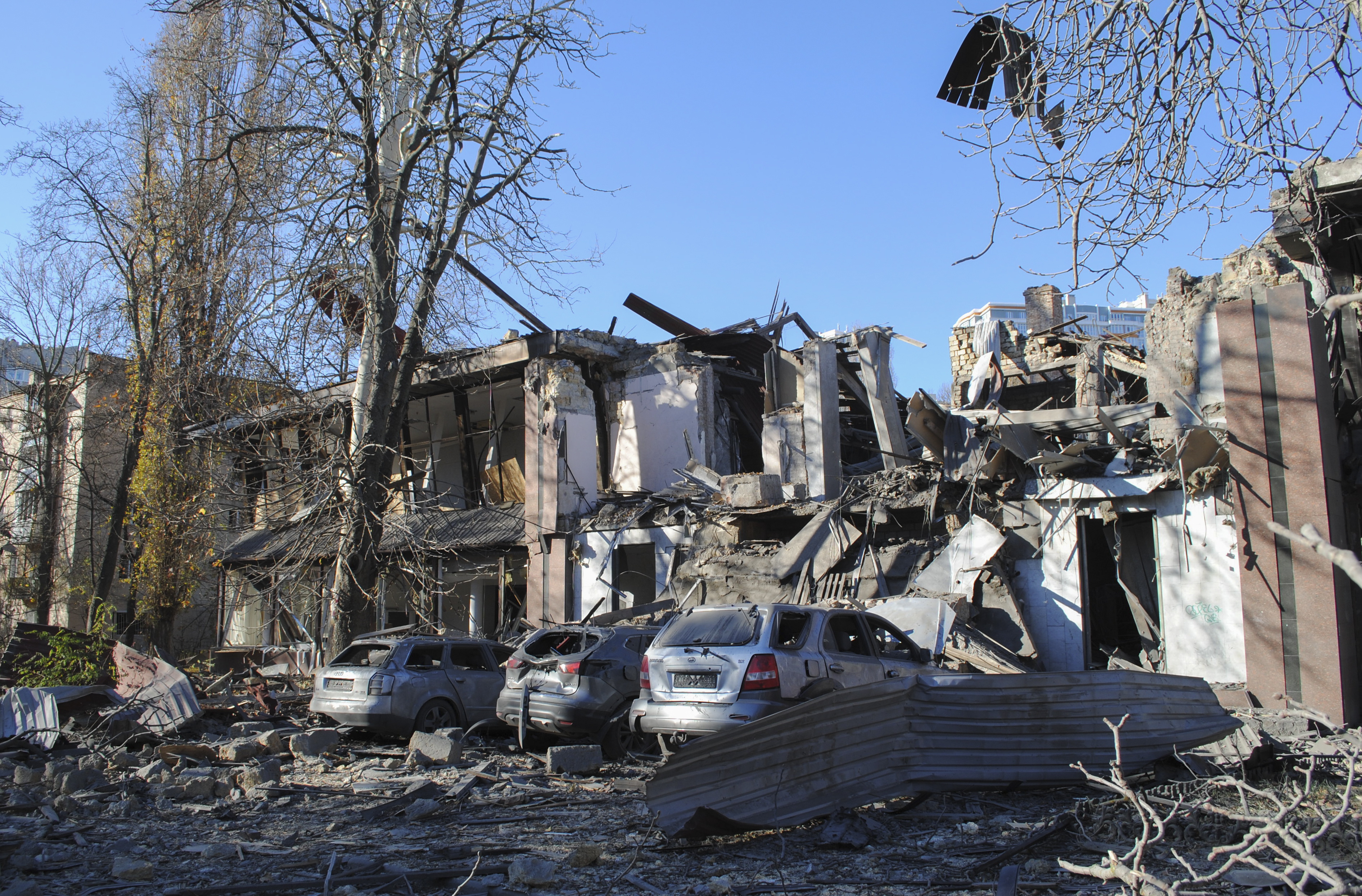 Odesa (Ukraine), 25/11/2024.- Damage at the site of a missile strike that hit an administrative building of a non-working bank in Odesa, southwestern Ukraine, 25 November 2024, amid the Russian invasion. At least 10 people were injured as a result of a missile strike that hit Odesa on 25 November morning, the State Emergency Service of Ukraine (SESU) reported. Russian troops launched 145 'shock' drones across Ukraine overnight and several ballistic missiles to Odesa and Kharkiv in the morning, according to the Air Force Command of Ukraine. Russian troops entered Ukrainian territory on 24 February 2022, starting a conflict that has provoked destruction and a humanitarian crisis. (Rusia, Ucrania) EFE/EPA/IGOR TKACHENKO