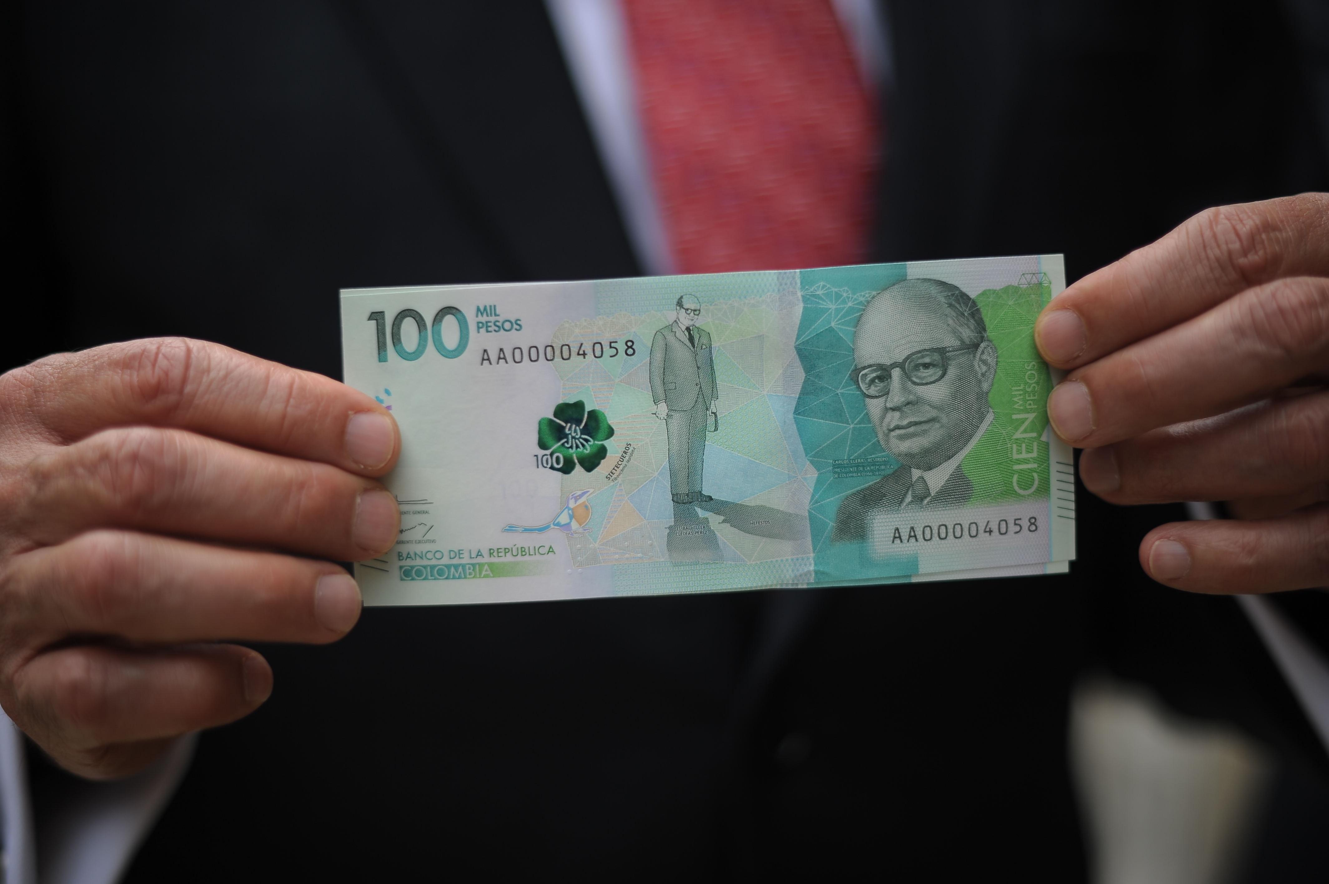 Lanzamiento del nuevo billete $ 100.000 pesos colombiano.