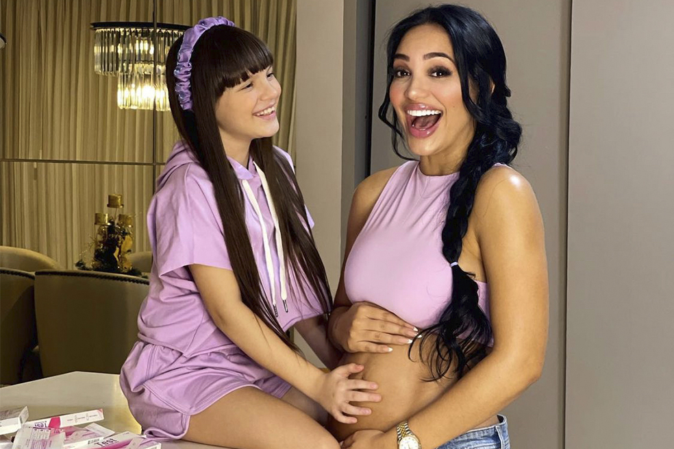 Andrea Valdiri con su primera hija, Isabella, de 10 años.