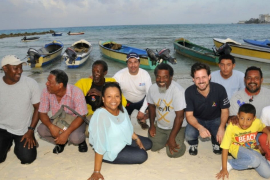 Pescadores de San Andrés recibieron motores para sus embarcaciones