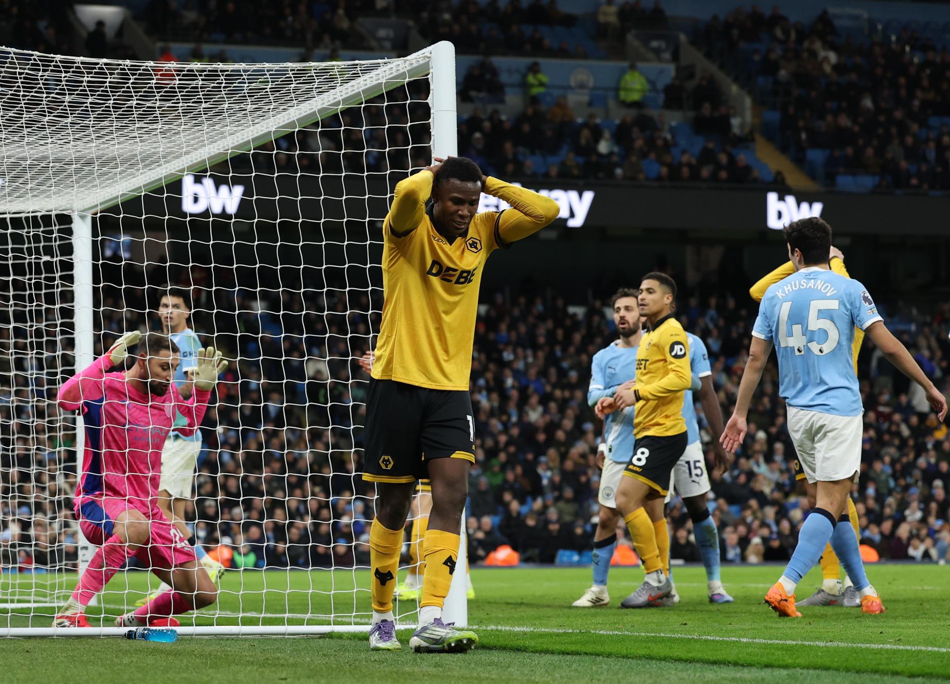 Wolverhampton, con Yerson Mosquera y Jhon Arias, cayó frente a Manchester City